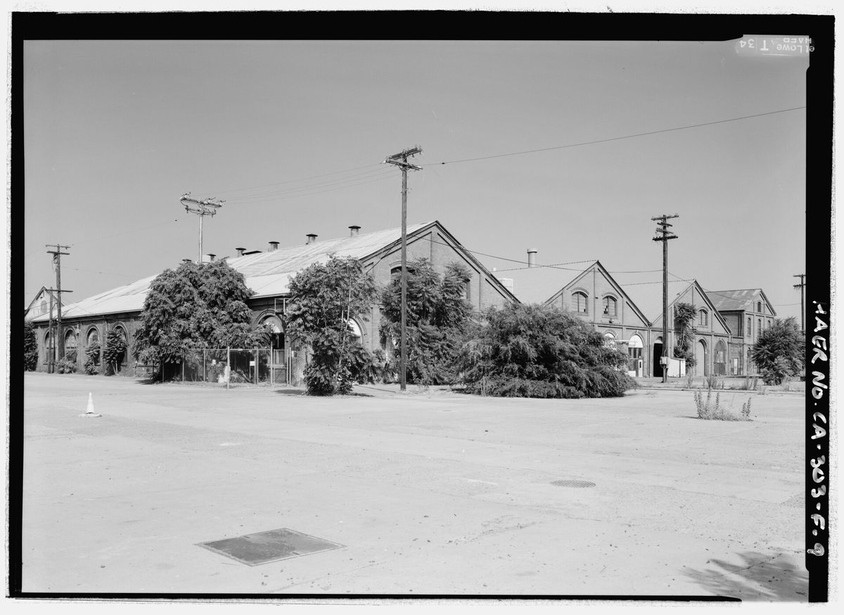 The Southern Pacific paint shop at the Sacramento Shops, photographed for the Historic American Engineering Record